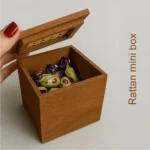 علبة خشبية صغيرة بغطاء راتان